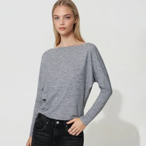 Jasnoszara koszulka z długim rękawem i dekoltem open shoulder House