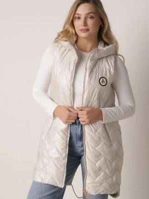 Jasnoszara Przejściowa Kamizelka Pikowana o Długim Kroju z Kapturem i Naszywką Harmaste