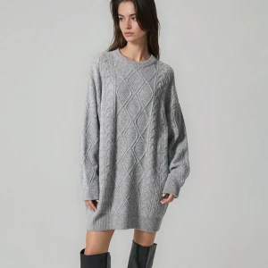 Jasnoszara sukienka dzianinowa mini z warkoczowym splotem House