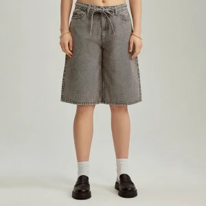 Jasnoszare jeansowe bermudy z dołączonym paskiem House