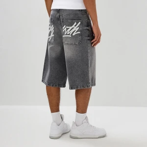 Jasnoszare jeansowe szorty z haftem Synth House