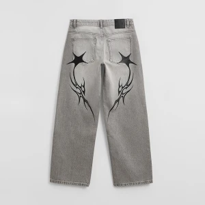Jasnoszare jeansy boyfriend fit z motywem tribal i gwiazdkami na tyle House