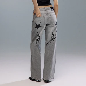 Jasnoszare jeansy boyfriend fit z motywem tribal i gwiazdkami na tyle House