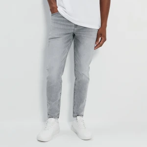 Jasnoszare jeansy carrot fit z elastycznej tkaniny House