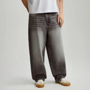 Jasnoszare jeansy skater fit z przetarciami House