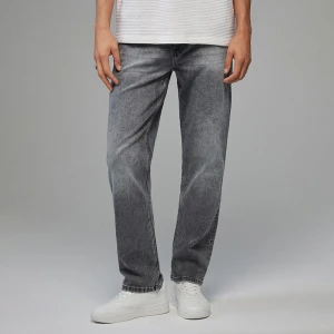 Jasnoszare jeansy straight fit z przetarciami House