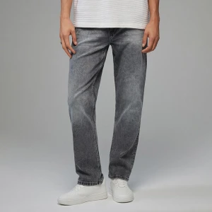 Jasnoszare jeansy straight fit z przetarciami House