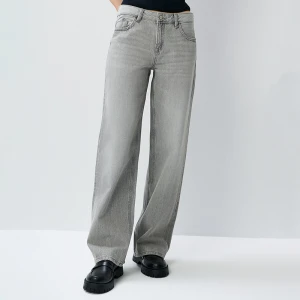 Jasnoszare jeansy wide leg z niskim stanem House