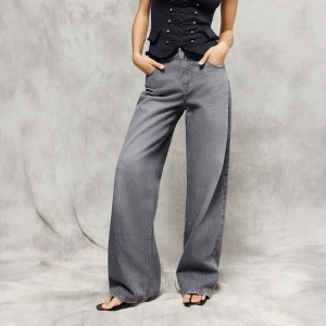 Jasnoszare jeansy wide leg z niskim stanem House jasnoszary