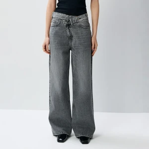 Jasnoszare jeansy wide leg z niskim stanem i asymetrycznym zapięciem House