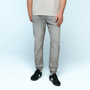 Jasnoszare joggery jeansowe z przetarciami House