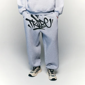 Jasnoszare spodnie dresowe baggy z nadrukiem w stylu graffiti House