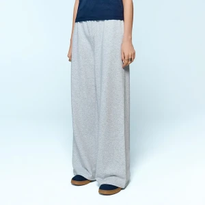 Jasnoszare spodnie dresowe straight fit z gwiazdkami na tyle House