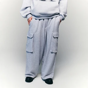 Jasnoszare spodnie dresowe z kieszeniami cargo House