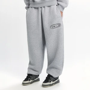 Jasnoszare spodnie dresowe z nadrukiem House