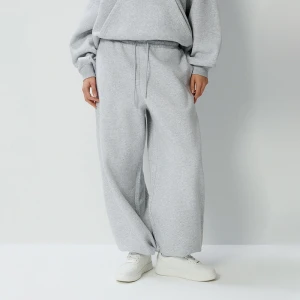 Zdjęcie produktu Jasnoszare spodnie dresowe z nadrukiem troubler na tyle House