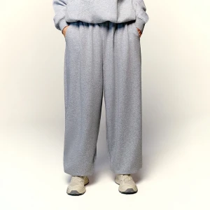 Jasnoszare spodnie dresowe z wysokim stanem House