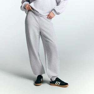 Jasnoszare spodnie dresowe z wysokim stanem House