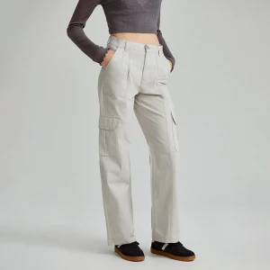 Jasnoszare spodnie straight fit z kieszeniami cargo House