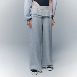 Jasnoszare spodnie super wide leg z falbanką House