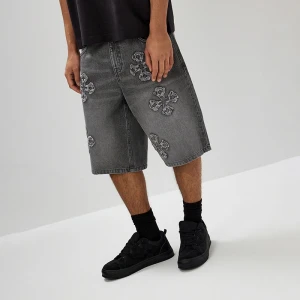 Jasnoszare szorty jeansowe typu jorts z naszywkami w stylu gothic House jasnoszary