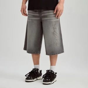 Jasnoszare szorty jeansowe z przetarciami i motywem tribal z dżetów House