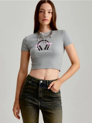 Jasnoszary crop top z krótkim rękawem i nadrukiem House