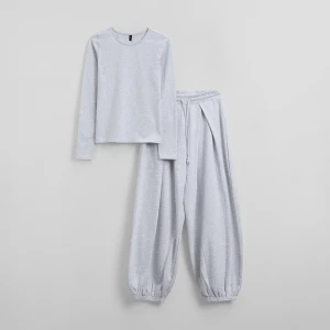 Jasnoszary komplet dzianinowy loungewear House
