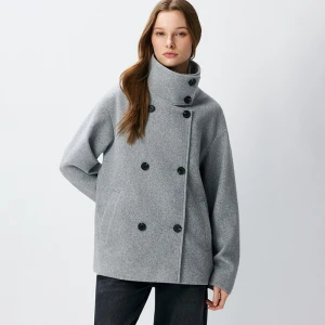 Jasnoszary płaszcz ze stójką i dwurzędowym zapięciem House