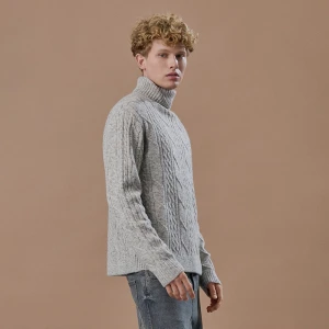 Jasnoszary sweter z golfem i warkoszczowym splotem House