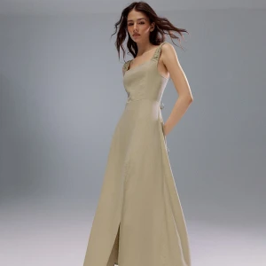 Jasnozielona sukienka midi z rozcięciem na nogę i sznurowaniem na plecach House