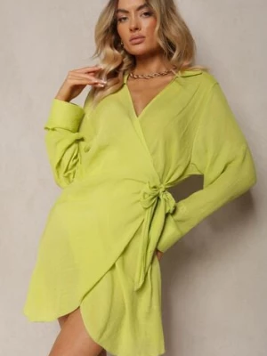 Jasnozielona Taliowana Sukienka z Kopertowym Dekoltem i Kołnierzem Reviana rosa