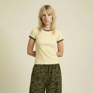 Jasnożółta koszulka z brązowymi lamówkami i okrągłym dekoltem House