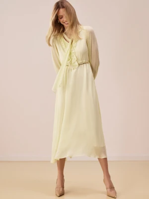 Jasnożółta sukienka midi z wiskozy z żabotem TARANKO