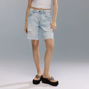 Jeansowe bermudy z surowym wykończeniem jasnoniebieskie House