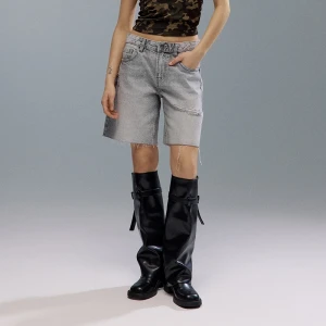 Jeansowe bermudy z surowym wykończeniem jasnoszare House