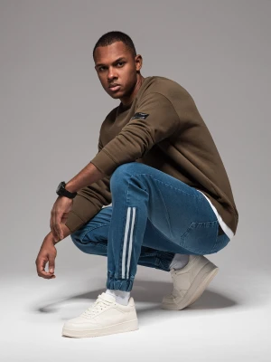 Jeansowe męskie joggery z lampasami – niebieskie V3 - Rozmiar: S Ombre Clothing