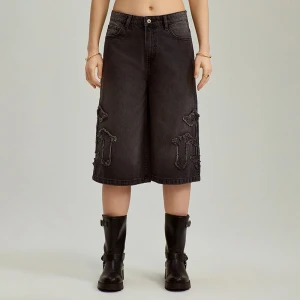 Jeansowe szorty bermudy z aplikacjami czarne House