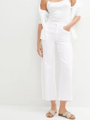 Jeansy 7/8, wide fit BonPrix biały