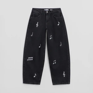 Jeansy baggy fit z haftem nutek czarne House