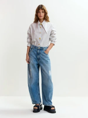 JEANSY BARREL Z KONTRASTOWĄ KIESZENIĄ ESSENTIEL ANTWERP