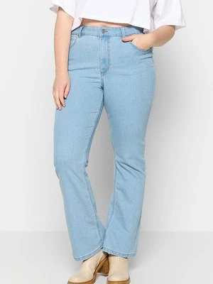 Jeansy Bootcut ONLY Carmakoma jasnoniebieski