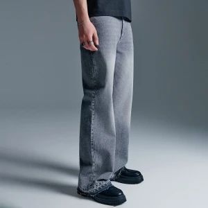 Jeansy bootcut z efektem sprania i surowym wykończeniem nogawek House