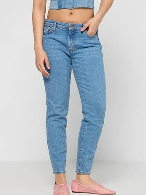 Jeansy damskie mom fit Armani Exchange
