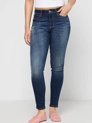 Jeansy damskie mom fit Armani Exchange