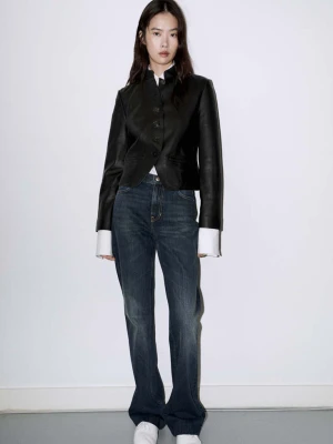Jeansy flare z efektem zużycia ciemnoniebieski vintage - Kobieta - MANGO