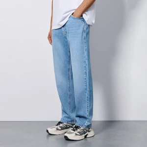 Jeansy loose fit jasnoniebieskie House