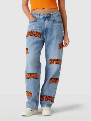 Jeansy o kroju baggy fit w stylu Y2K z odznaczającymi się naszywkami z logo Review