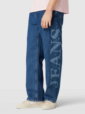 Jeansy o kroju baggy fit z nadrukiem z logo model ‘AIDEN’ Tommy Jeans