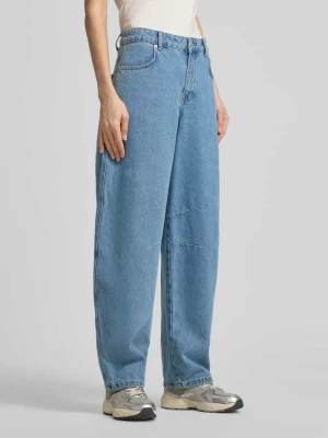 Jeansy o kroju barrel fit z wpuszczanymi kieszeniami model 'Alannah' NEO NOIR